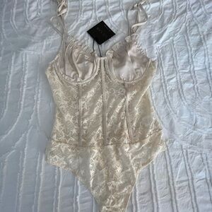 Le Lis -Star Cream Lace Bodysuit - NWT size M